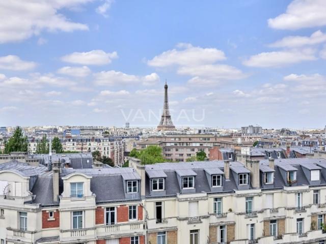 PARIS XVe Mairie: Appartement avec balcons et vue dégagée sur monuments