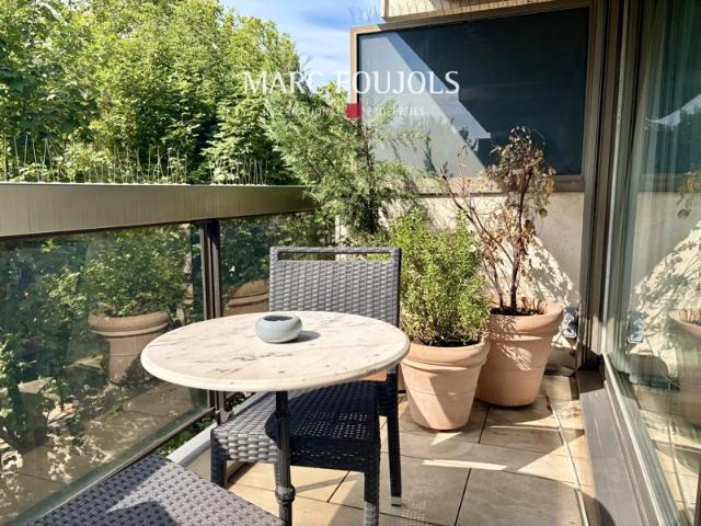 Paris XVI Iéna. Appartement meublé de 56m² avec balcons
