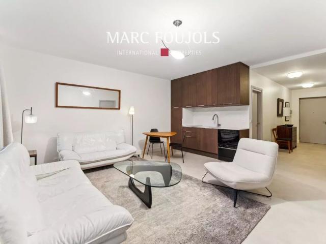 Paris XVI – Iéna. Furnished 56m² apartment with balconies