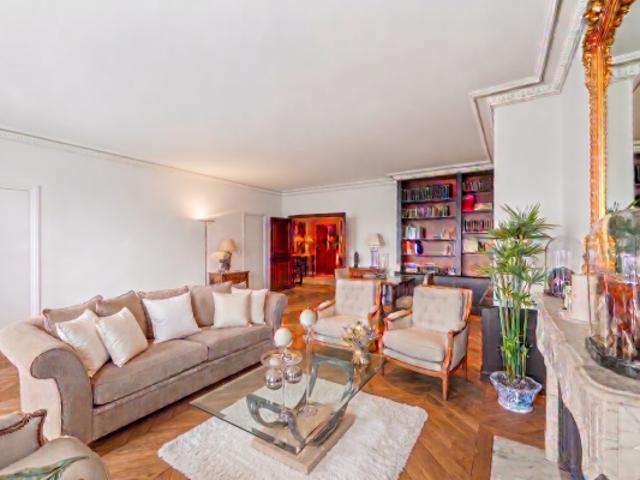 Paris XVIe Avenue Raphaël Appartement luxueux Etage élevé