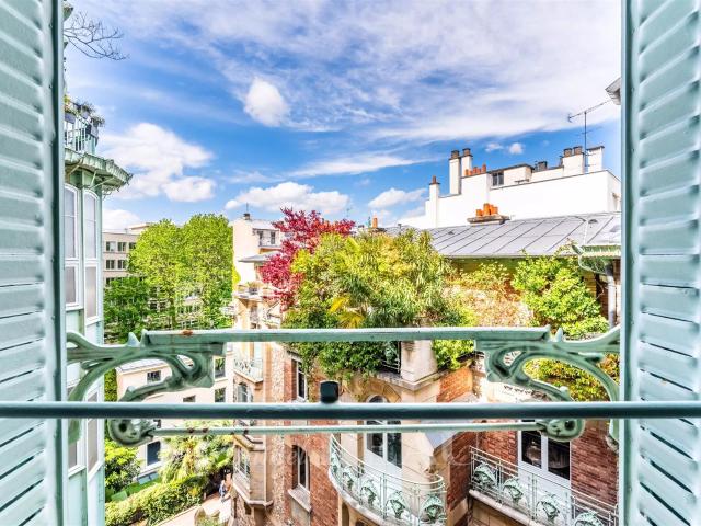Paris Xvie La Fontaine Castel Beranger Hector Guimard. 80m² Paris 16ème