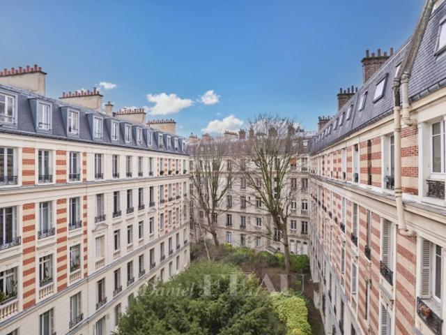 Paris XVIe Pompe Tour Etage élevé Chambres sur jardin