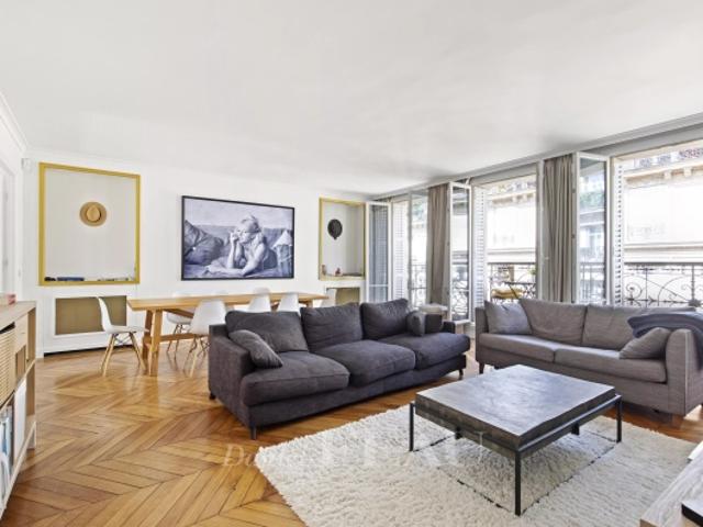 Paris XVIe – Proche place des États Unis – Appartement avec balcon