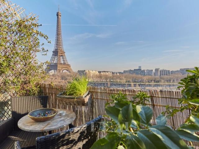 Paris XVIe Quai Kennedy vue tour Eiffel
