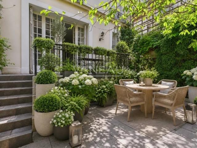 Paris XVIe Square Lamartine Hôtel particulier de réception et familial rare à la vente