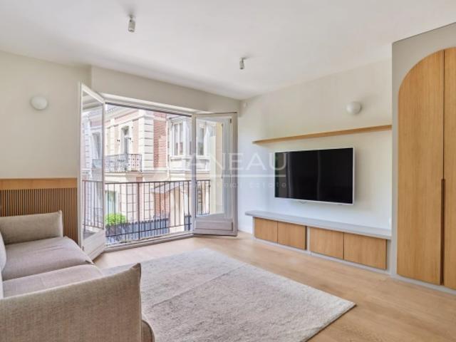 Paris XVIe Villa Scheffer Studio avec balcon