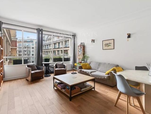 MARCHÉ LÉVIS. APPARTEMENT CALME ET ENSOLEILLÉ