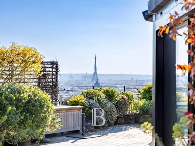 PARIS XVIII MONTMATRE DERNIER ETAGE ASCENSEUR TERRASSE PANORAMIQUE VUES SUR TOUT PARIS
