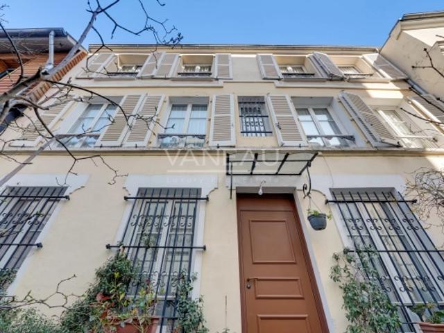 Paris XVIIIe Maison de ville familiale avec cour arborée à l'avant plein sud
