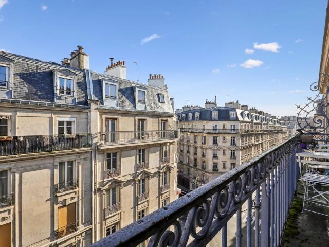 PARIS XVIIIème 2P BALCON MAIRIE