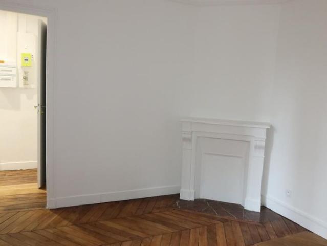Paris XVIIIème Métro Anvers, 2 Pièces de 31,57 m²