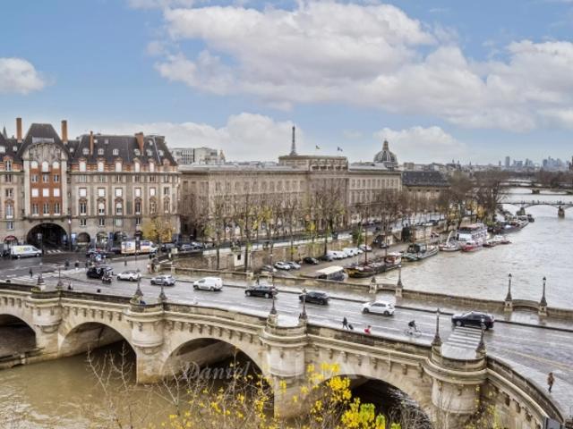 Paris Ier Quai des Orfèvres Somptueuse maison de ville