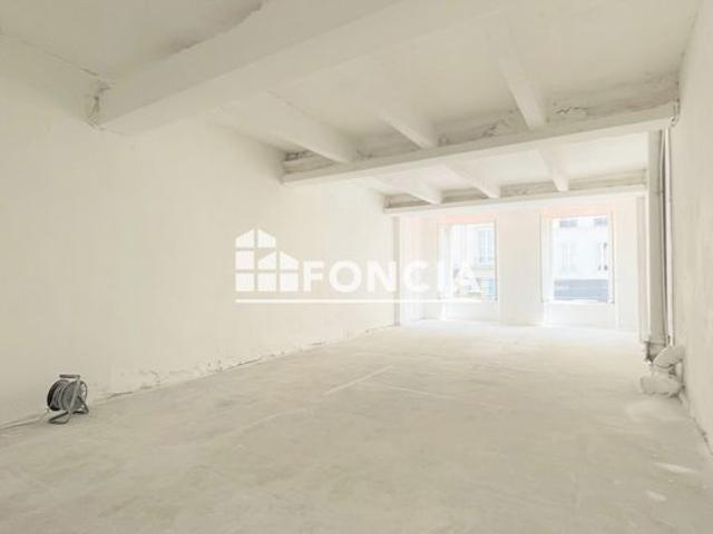 Paris iii – reaumur sebastopol / rue saint martin – appartement traversant et lumineux avec belle hauteur sous plafond