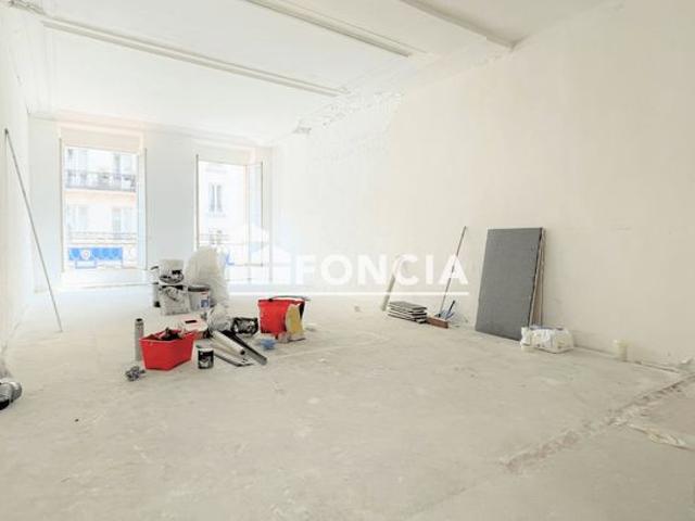 Paris iii – reaumur sebastopol / rue saint martin – appartement traversant et lumineux avec belle hauteur sous plafond 3m