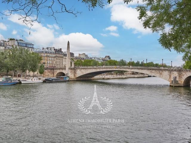 PARIS IV – ÎLE SAINT LOUIS – DUPLEX CONTEMPORAIN MEUBLÉ AU CŒUR D'UNE ADRESSE D'EXCEPTION