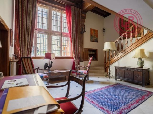 Paris 4ème Saint Merri Appartement en rez de chaussée sur charmante cour et souplex aux volumes exceptionnels