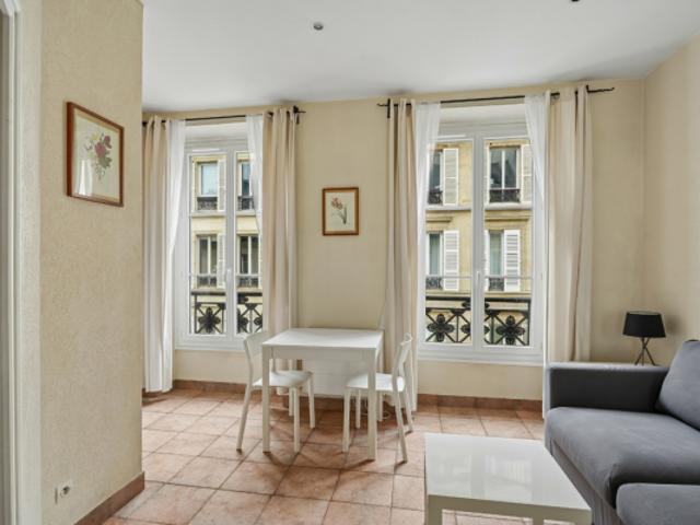 Paris IX Studio 18m² au 3ème étage côté rue Quartier Saint G