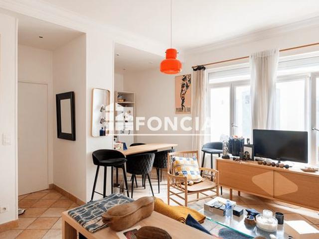 Paris IXème Avenue TRUDAINE charmant 2 pièces au coeur d'un bel immeuble Haussmannien