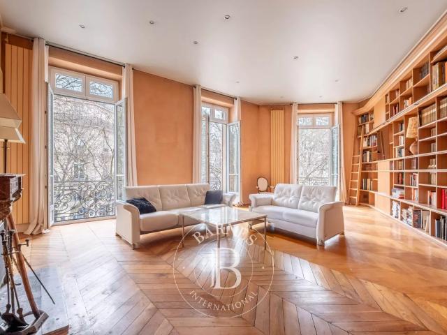 Paris 6 Place St Michel Appartement 148 M² 2ème étage à rénover