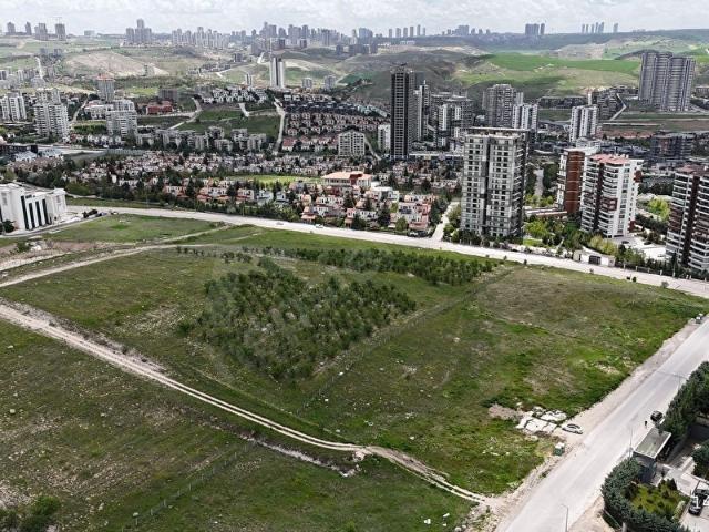 PARK CADDESİNDE HİSSELİ SAĞLIK ARSASI