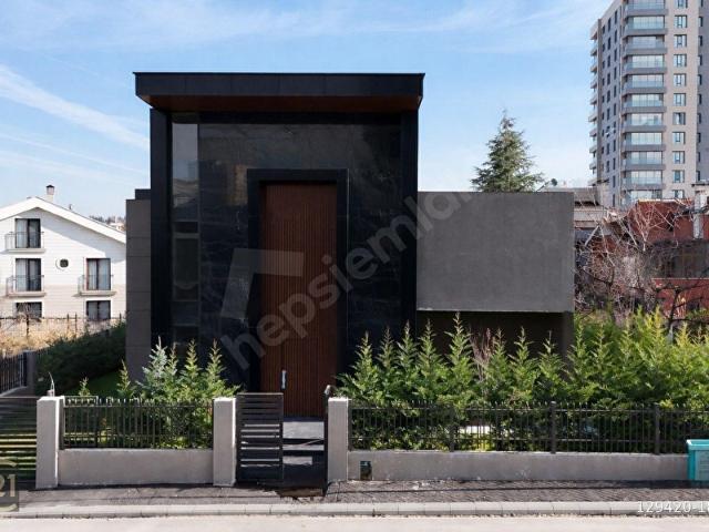 PARK CADDESİ'NDE SATILIK TAM MÜSTAKİL 4+1 VİLLA