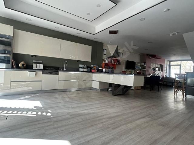 PARK CADDESİNDE TABELA DEĞERİ YÜKSEK KİRALIK VİLLA