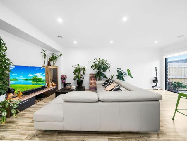 Park facing/ Metricon built 4 bedroom and 3 bathrooms / 2 Master bedroom family house in the Harpley estate/ close to all the amenities