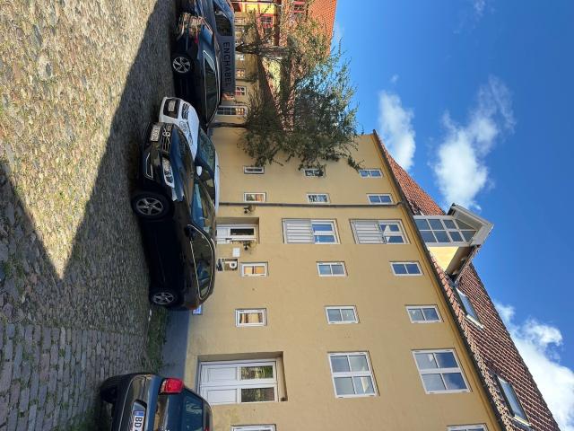 Parkeringsplads midt i byen i aflukket gård