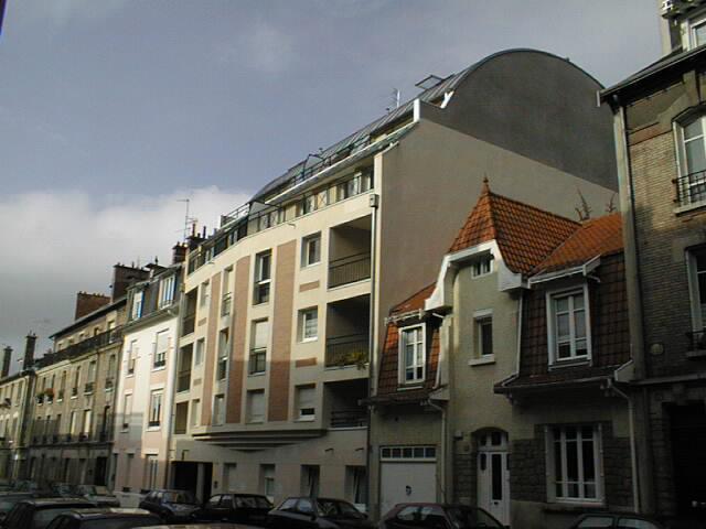 Parking aérien proche place Godinot et arrière de la Cathédrale