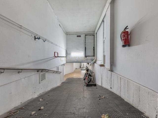Parking Completo de 450 m² ideal para taller mecánico o trasteros – Sant Andreu, Barcelona