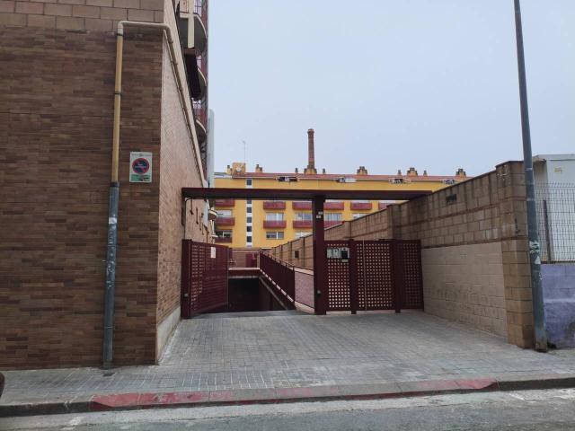 Parking en alquiler Sabadell, en edificio de 1ª linea avd. comercial, zona ilumina con movimiento peatones