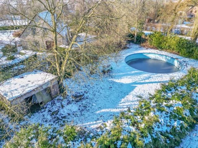 PARKING PISCINE A RENOVER!