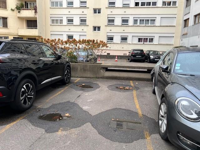 Parking 14 av Pierre GRENIER