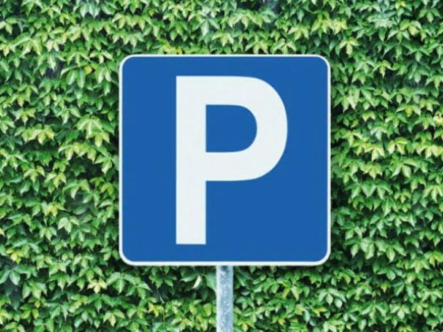 Parkieren direkt hinter dem Bahnhof