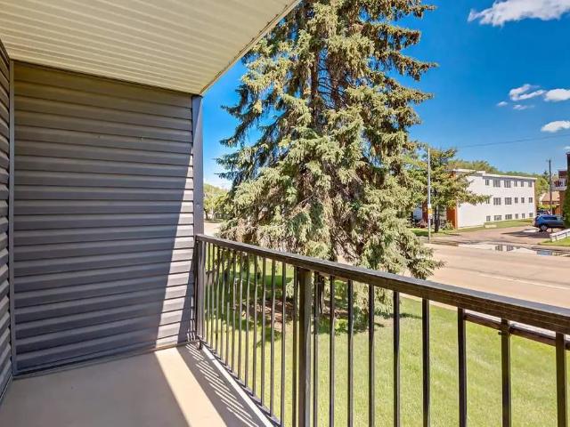 Parklane Gardens 1 Bedroom Apartment for Rent at 11530 124 St Nw, Edmonton, AB T5M 0K6 Inglewood