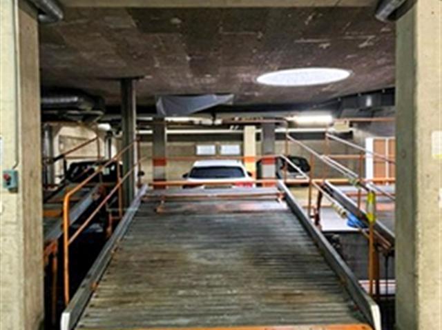 Parkplatz mit Aufzug in Sierre