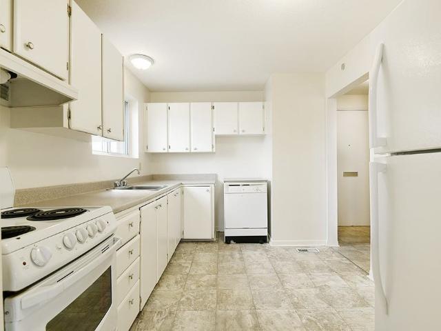 Parkwood Hills Townhomes & Garden Homes 2 Bedroom Apartment for Rent at 1343 Meadowlands Dr E, Ottawa, ON K2E 7E8 Hunt Club South Industrial