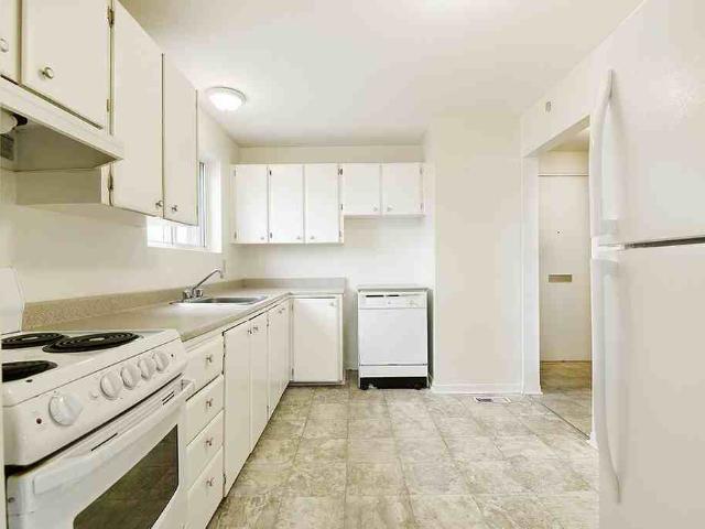 Parkwood Hills Townhomes & Garden Homes 2 Bedroom Apartment for Rent at 1343 Meadowlands Dr E, Ottawa, ON K2E 7E8 Hunt Club South Industrial