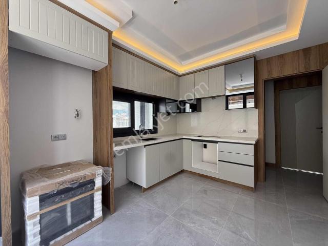 Parladan Denize 150m 3+1 Ayrı Mutfak Sıfır Ebeveyn Banyolu