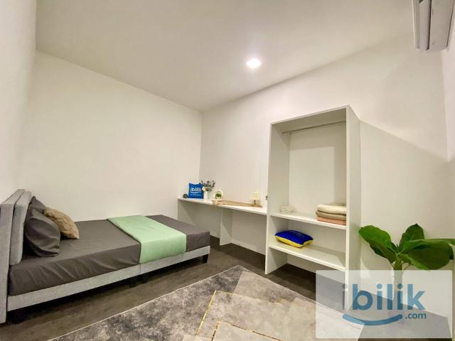 Paroi Seremban Queen Bed Room Attached with Washroom ️Move in ready One month / Zero / Flexible Deposit Options