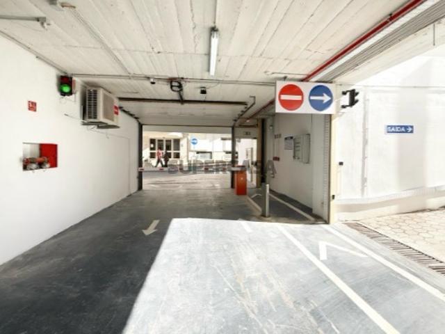 Parque de Estacionamento Automatizado 24h no Centro de Lagos