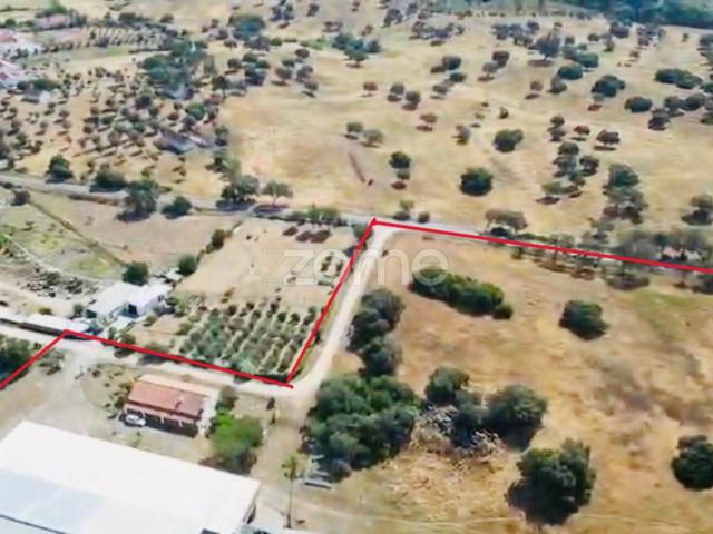 Parque industrial adjacente à rodovia A6 na linha Lisboa–Évora–Espanha