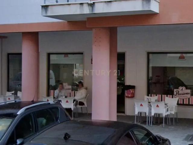 Pastelaria com duas esplanadas