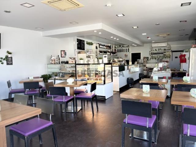 Pastelaria, Gelataria e Bistrô Equipada em Funcionamento Foros de Salvaterra 185.000€