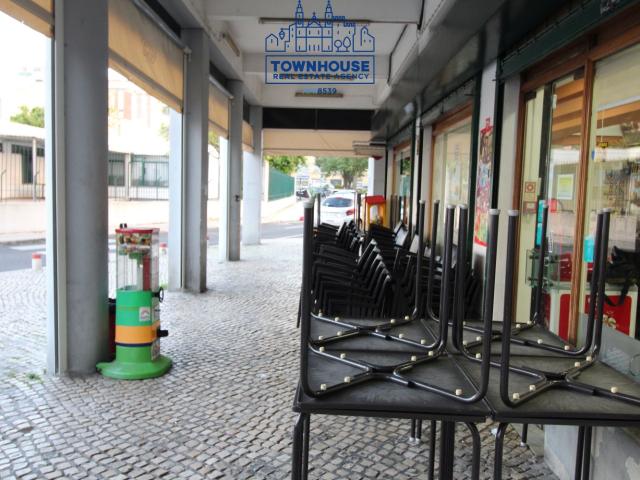 Pastelaria para venda em funcionamento na Pontinha