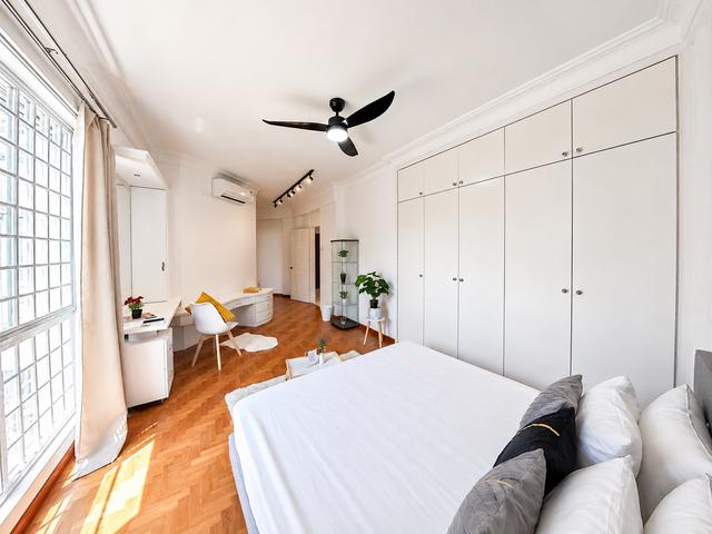 Pasir Ris Master Room: Big Space, Mins to MRT