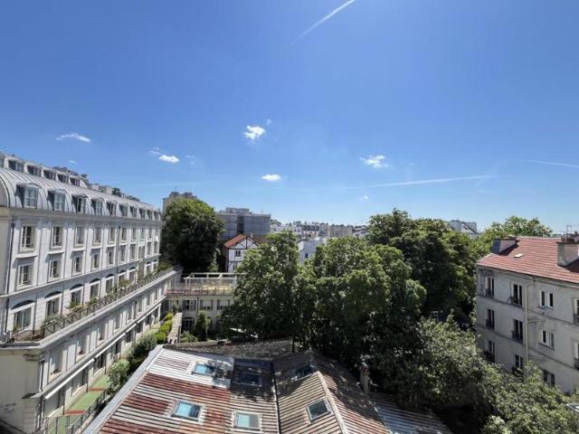 Passage des Abbesses 2P rénové en étage élevé avec ascenseur