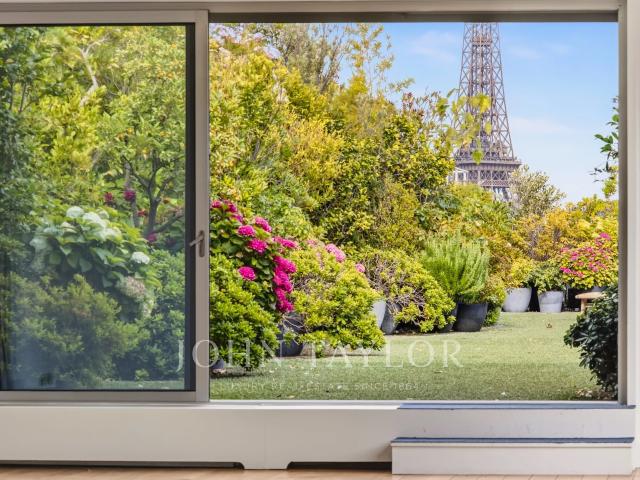 Passy / Muette Exceptionnel penthouse avec terrasse panoramique et vue Tour Eiffel