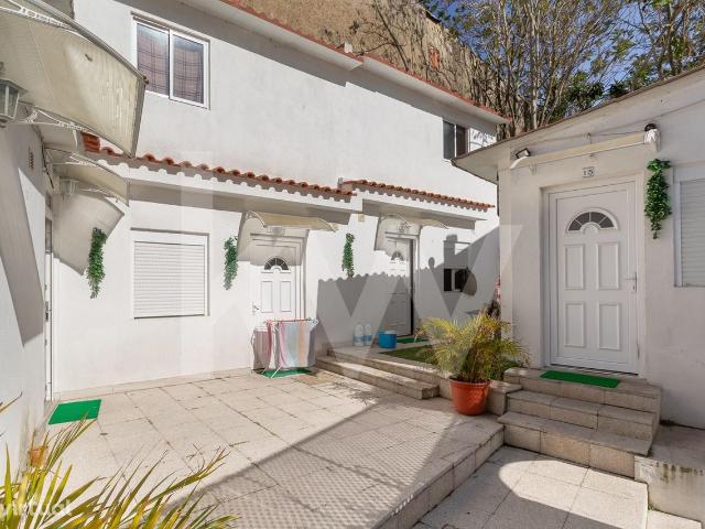 Ptio com 5 apartamentos com arrendamentos anuais em Campolide/Lisboa