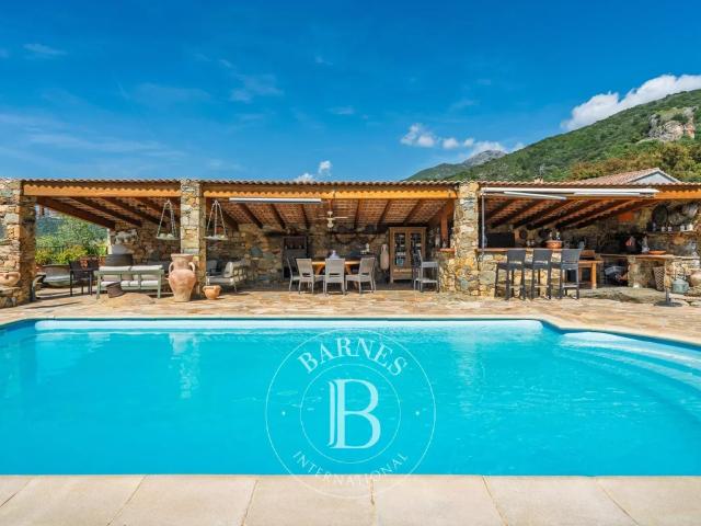 Patrimonio, Villa 3 chambres, piscine chauffée, vue dégagée. 261m² Patrimonio